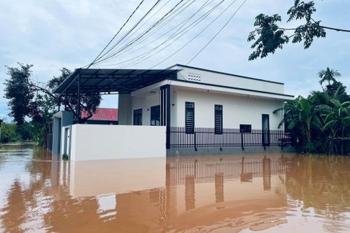 Nhiều nhà dân ở Quảng Trị vẫn chìm trong nước lũ