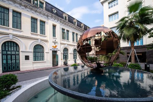 Bên trong toà nhà Bưu điện Hà Nội
