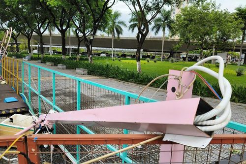 Khoảnh khắc gió cuốn phăng nhà phao, quật ngã 3 trụ điện ven sông Hàn