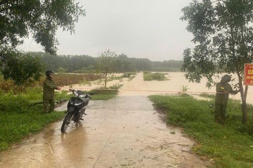 Mưa dông bao phủ nhiều khu vực miền Trung, cảnh báo lốc và gió giật