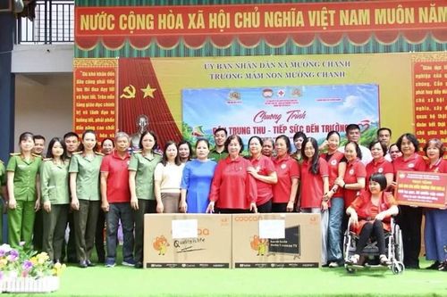 Ấm áp những phần quà nghĩa tình đến với người dân Sơn La