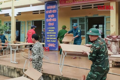 Quảng Trị:Thầy cô còng lưng dọn dẹp trường sau mưa lũ