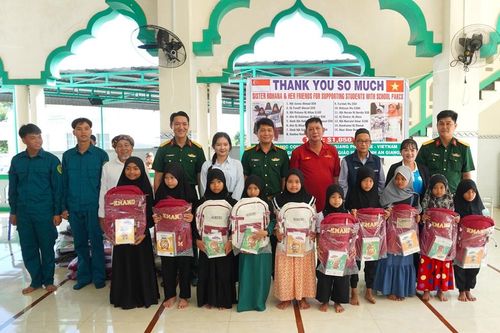 Ấm áp chương trình trao quà, xe đạp cho thiếu nhi dân tộc Chăm