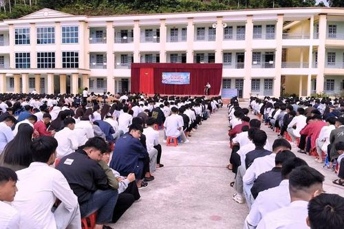 Điện Biên: Hơn 1.200 học sinh được tuyên truyền về an toàn giao thông và an ninh mạng