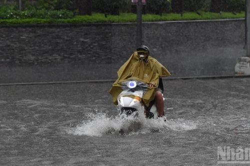Thời tiết ngày 14/9: Mưa lớn tiếp diễn tại Bắc Bộ và Trung Bộ, thủ đô Hà Nội nhiệt độ giảm mạnh