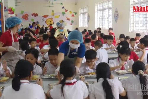 [Video] Tăng cường bảo đảm an toàn, chất lượng bữa ăn bán trú trong trường học