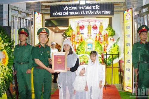 Trao quyết định truy thăng quân hàm cho Trung tá Trần Văn Tùng