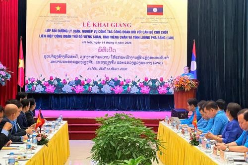 Bồi dưỡng lý luận nghiệp vụ công tác công đoàn cho cán bộ Lào