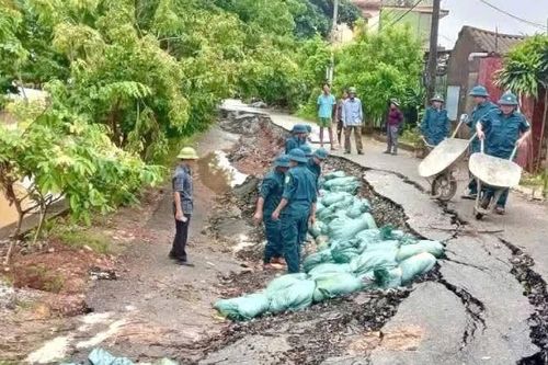 Quảng Trị: Khẩn trương gia cố đoạn đường ven sông bị sụt lún ở xã Lệ Thủy