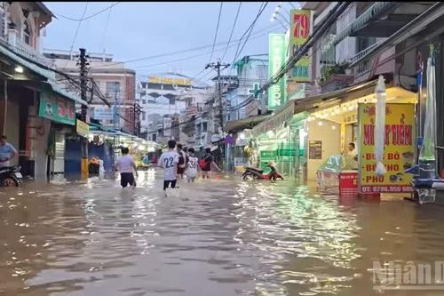Triều cường dâng cao vượt báo động III, nhiều tuyến đường Cần Thơ ngập sâu