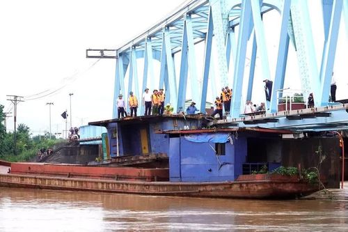 Quảng Trị: Thống nhất phương án xử lý sà-lan mắc kẹt tại cầu đường sắt Mỹ Chánh
