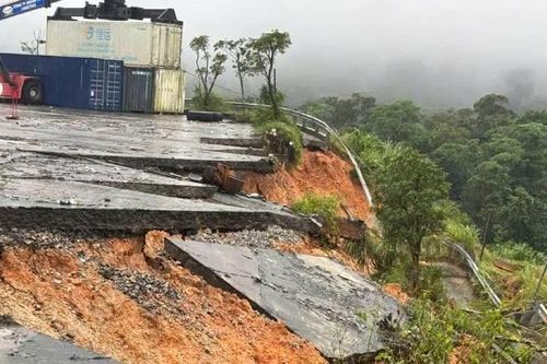 Sạt lở 100m bờ kè khu vực kiểm hóa cửa khẩu quốc tế Cha Lo, tỉnh Quảng Trị