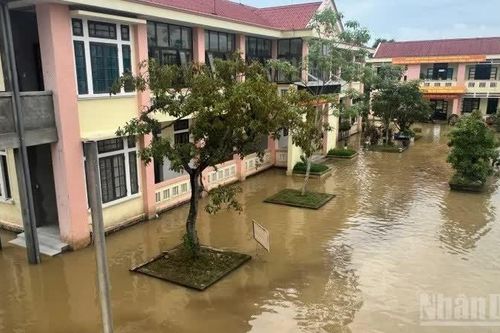 Có mưa, trụ sở Đảng ủy phường Hóa Châu, thành phố Huế lại ngập