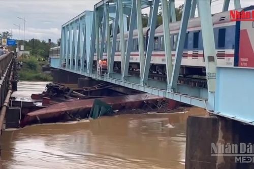 [Video] Quảng Trị thống nhất phương án xử lý các xà lan mắc kẹt tại cầu đường sắt