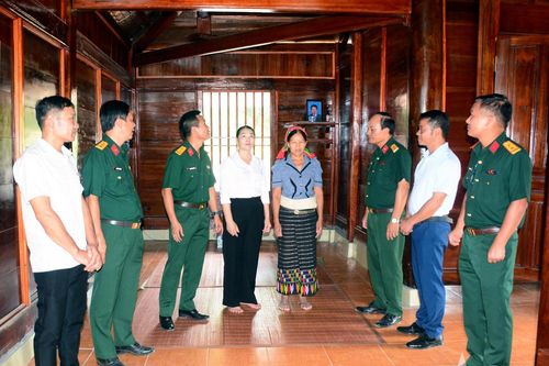 Nặng nghĩa với người có công