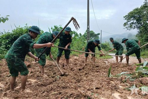 Bộ đội Biên phòng tỉnh Quảng Trị hỗ trợ người dân khắc phục thiệt hại sau mưa lũ
