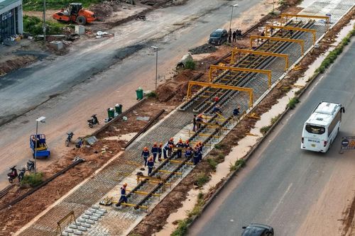 Tuyến đường sắt nhẹ đầu tiên tại Phú Quốc triển khai lắp đặt đường ray