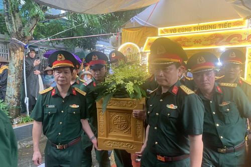 Người dân, đồng đội xúc động đưa tiễn người quân nhân dũng cảm, giàu lòng nhân ái - đồng chí Trung tá Trần Văn Tùng