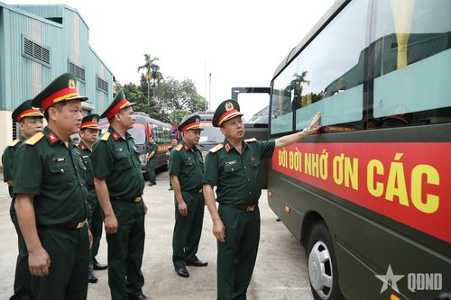 Tổng cục Hậu cần - Kỹ thuật nghiệm thu 16 xe chuyên dùng chở hài cốt liệt sĩ