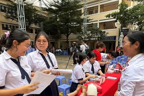 Hơn 27.000 học sinh được kiểm tra, tư vấn sức khỏe kết hợp trải nghiệm nghề nghiệp