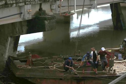 Quảng Trị: Di chuyển sà lan thứ 2 mắc kẹt ở cầu đường sắt, đường bộ Mỹ Chánh