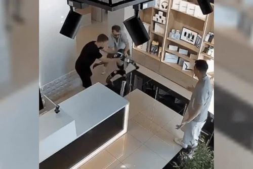 Robot Nga gây tranh cãi khi lao về phía khách hàng