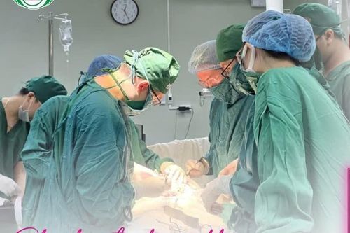 Nôn ra máu tươi, người đàn ông 66 tuổi phát hiện u GIST tá tràng hiếm gặp