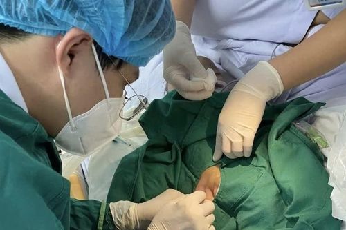 Sốt, nôn bé 1 tháng tuổi sốc nhiễm trùng, suy đa tạng nguy kịch