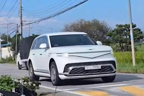 [GALLERY] Cận cảnh Genesis GV90 'bằng xương bằng thịt' lăn bánh trên phố