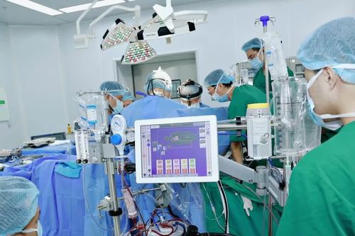 Nhịp tim 27 lần/phút, bệnh nhân 50 tuổi vượt qua ca mổ tim 'cân não'