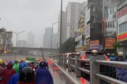 Mưa lớn giờ tan tầm, người Hà Nội nhích từng chút trên đường về nhà