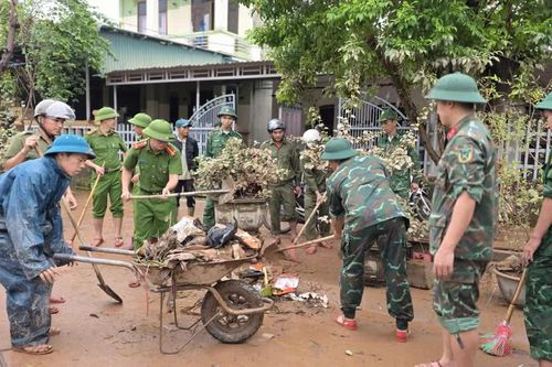 Nước lũ rút, Quân đội, Công an sát cánh cùng người dân Quảng Trị khắc phục hậu quả