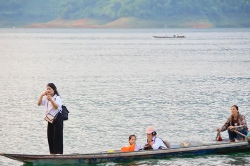 Mở đường để học sinh Ngòi Hoa không còn phải 'vượt sông tìm chữ'