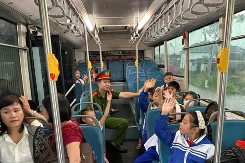 Học sinh điểm lẻ ở Nghệ An có xe đưa đón đến trường chính, tổ chức bán trú