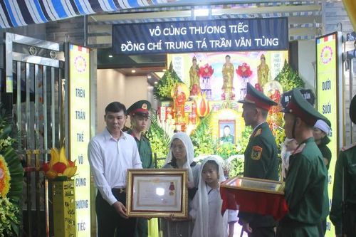 Truy tặng Huân chương Dũng cảm cho Trung tá Trần Văn Tùng