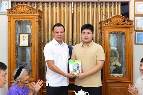 Chủ tịch tỉnh Thanh Hóa chúc mừng tân bác sĩ nội trú từng 10 năm cõng bạn đi học