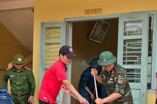 Nước lũ rút, trường học Quảng Trị khẩn trương vệ sinh, sẵn sàng đón học sinh trở lại