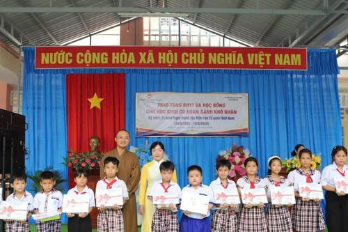 Trao 100 suất bảo hiểm y tế cho học sinh khó khăn ở An Giang