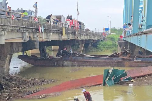 Sà lan lớn nhất mắc kẹt tại cầu Mỹ Chánh được lai dắt đến nơi an toàn