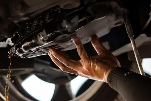 Có nên tự thay dầu hộp số cho xe ô tô hay không?