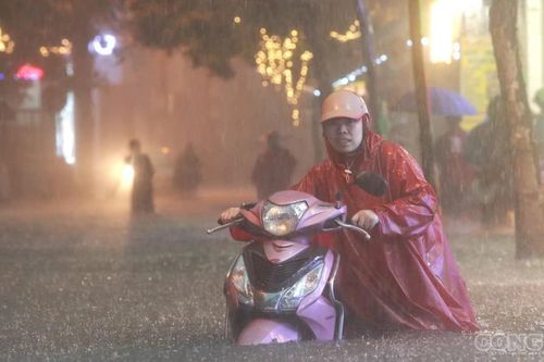 Mưa lũ gây ngập hàng trăm nhà, nhiều tuyến đường miền Trung tê liệt