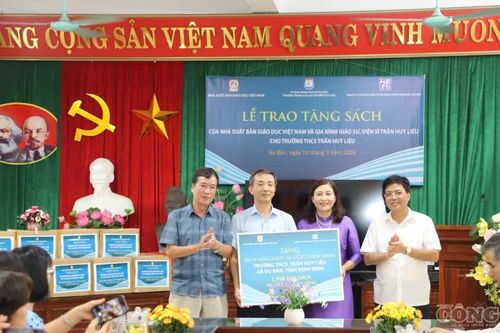 Trao tặng 1.650 cuốn sách tiếp nối tinh thần tự học của Giáo sư Trần Huy Liệu
