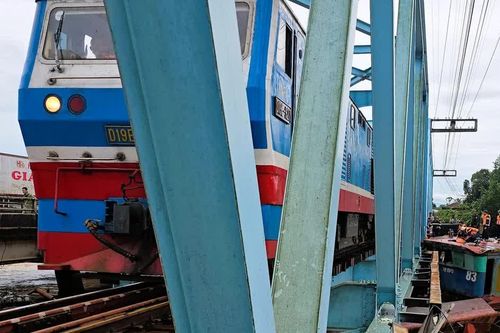 Khẩn trương xử lý sà lan mắc kẹt tại cầu đường sắt Mỹ Chánh