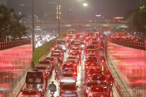 Mưa lớn giờ tan tầm, đường phố Hà Nội ùn tắc kéo dài