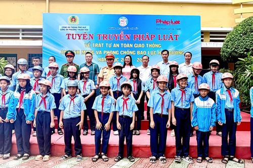 Báo Pháp luật Việt Nam và Công an TP Huế phối hợp tuyên truyền pháp luật, tặng mũ bảo hiểm cho học sinh