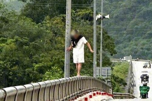 Đại úy Công an kịp thời ngăn tình huống nguy hiểm trên cầu Xuân Sơn