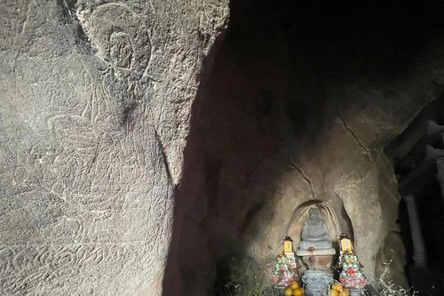 Chiêm bái ma nhai các vị La Hán vừa đón nhận bằng công nhận Bảo vật quốc gia ở Ninh Bình