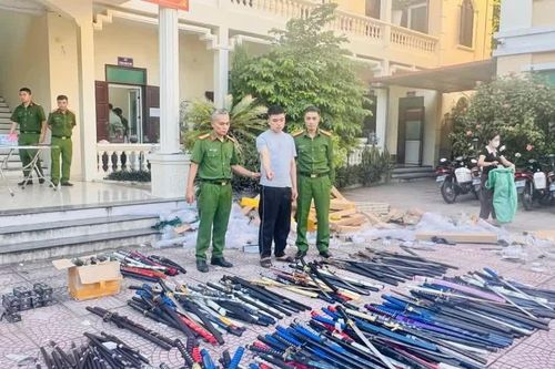 Công an thu giữ khoảng 1 tấn vũ khí thô sơ và công cụ hỗ trợ