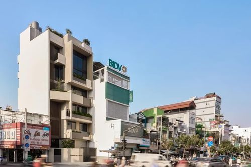 Nhà phố 7 tầng ngập tràn ánh sáng và cây xanh