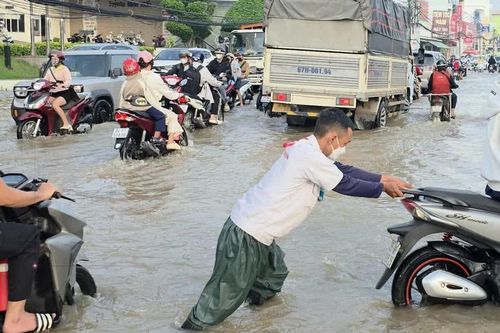 Triều cường gây ngập sâu, người dân Cần Thơ vất vả đi lại sáng đầu tuần
